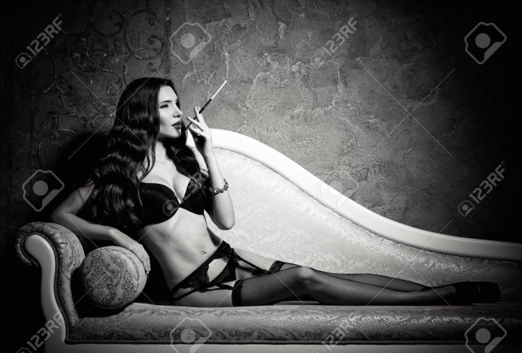 Курящие женщины в чулках