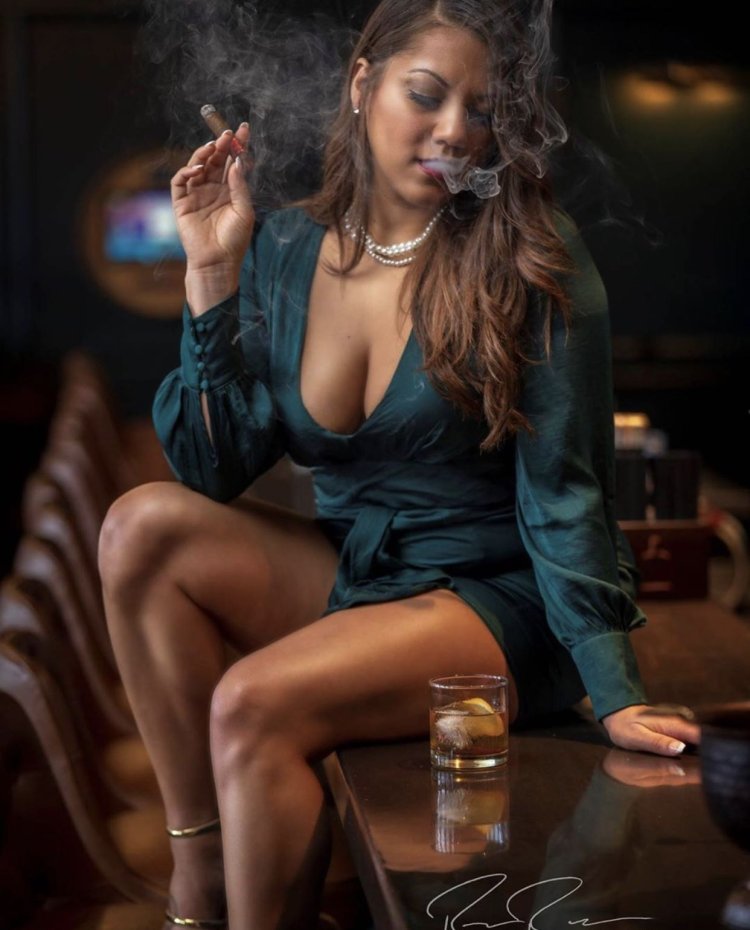 Грудастые девушки с сигарой