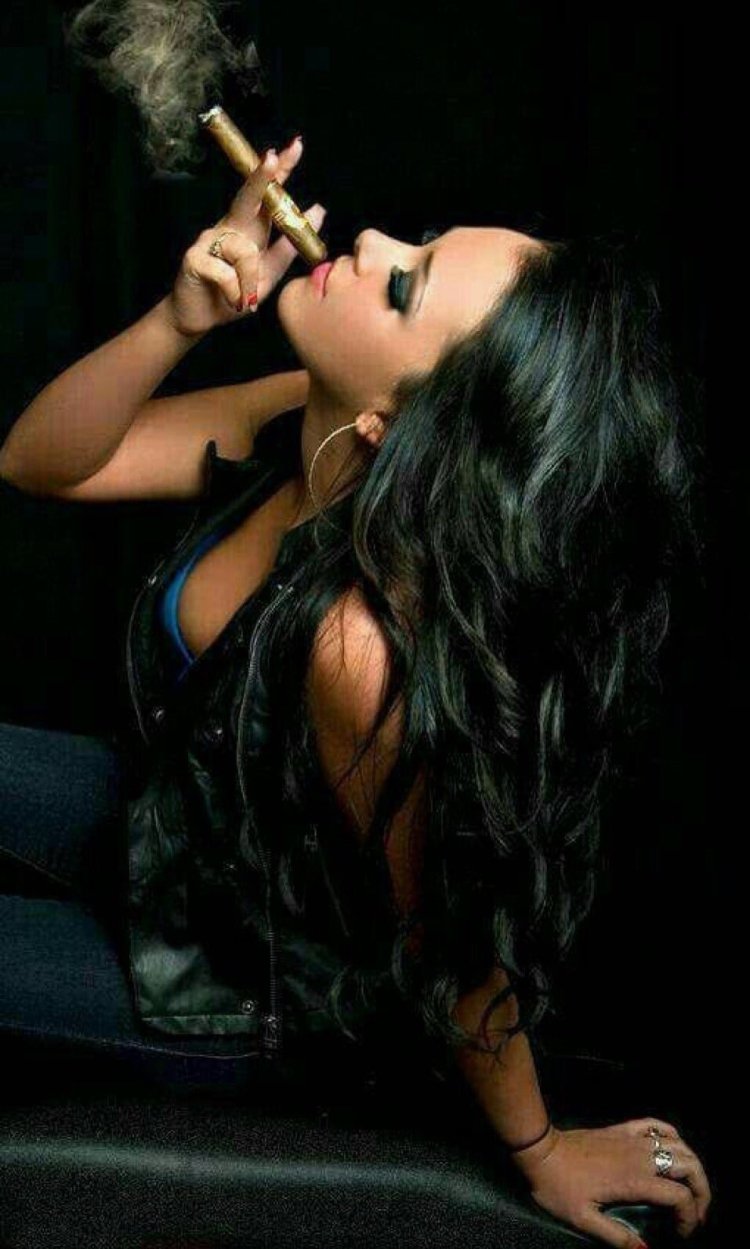 Нина Сейерс smoking