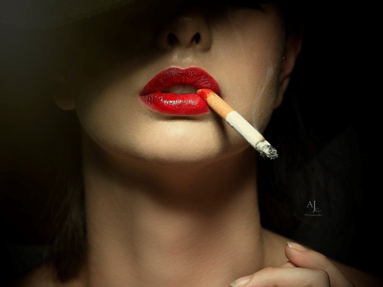 Красивая девушка с сигаретой