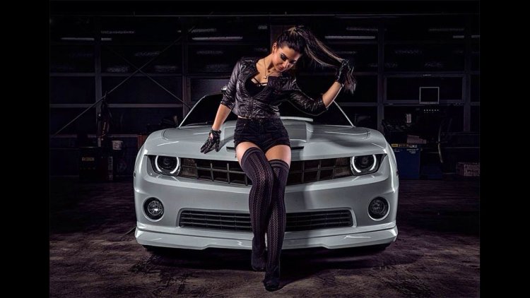 Ауди девушки возле авто чулки