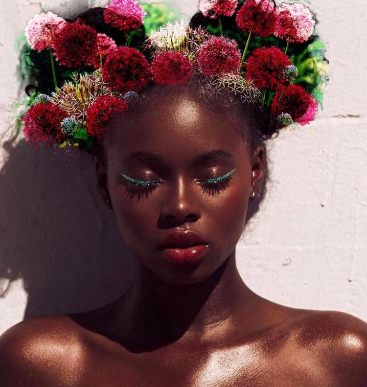 Девушка с черной кожей