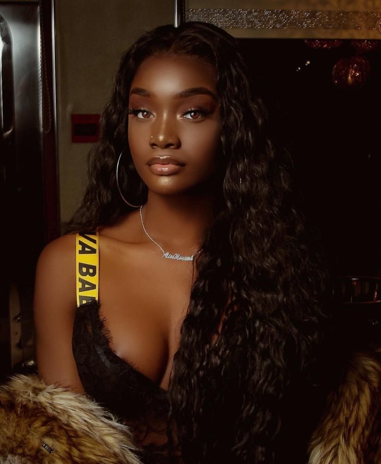 Лола Чуил в купальнике