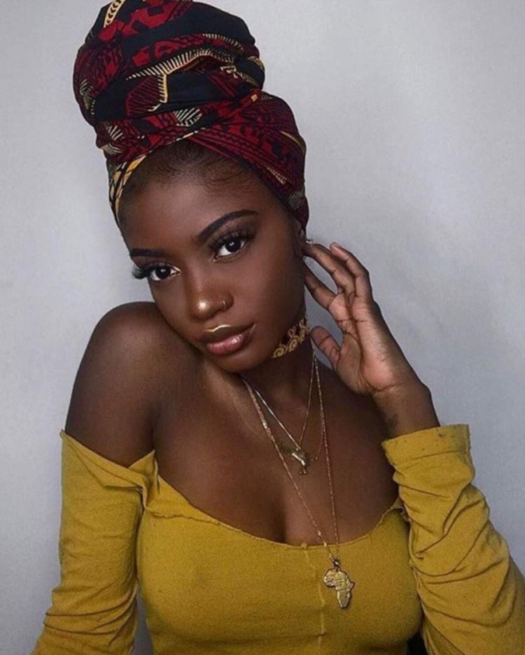 Девушка в черном