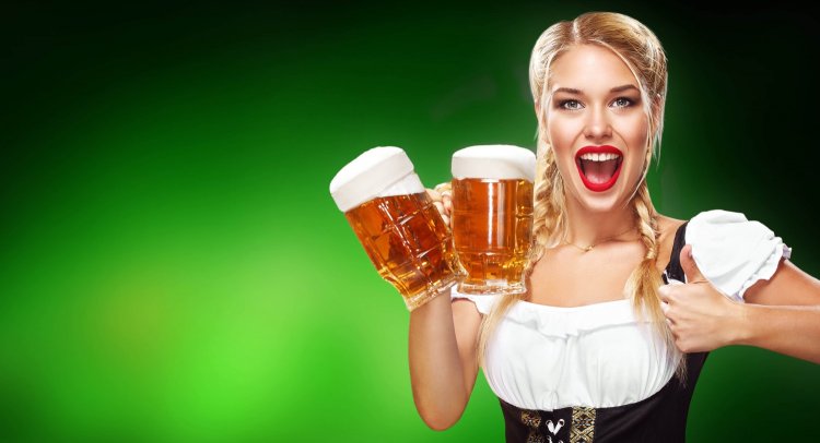 Девушка с бокалом пива