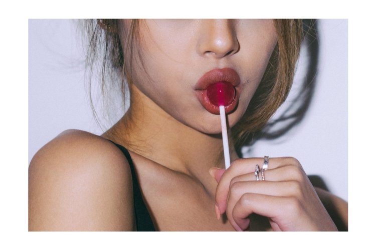 Девушка с чупачупсом