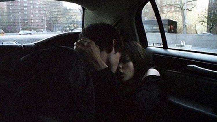 Парень с девушкой в автомобиле