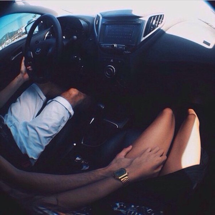 Девушка в машине