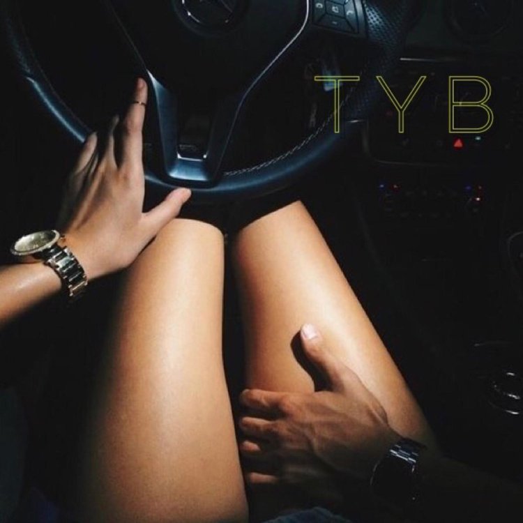 Мужская рука на женской коленке