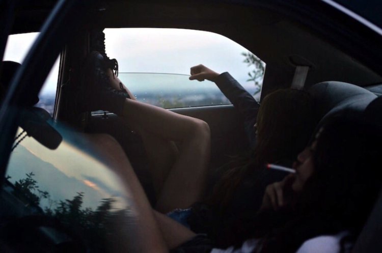 Девушка в машине ночью