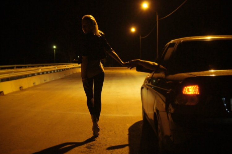 Девочка возле машины ночью