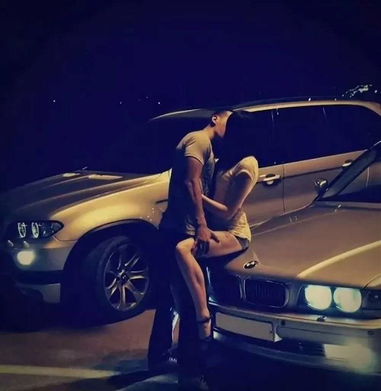 Пара возле машины