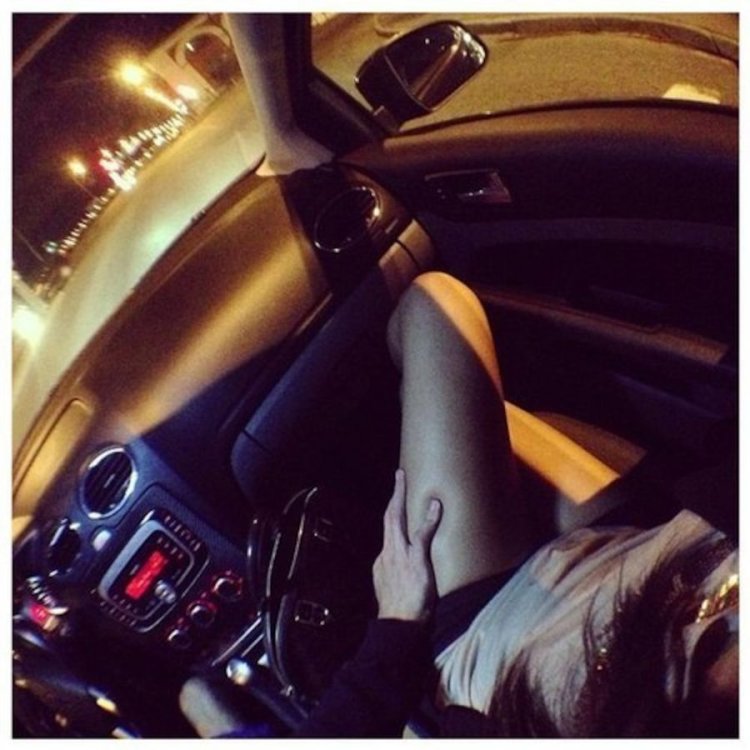 Девушка в машине ночью