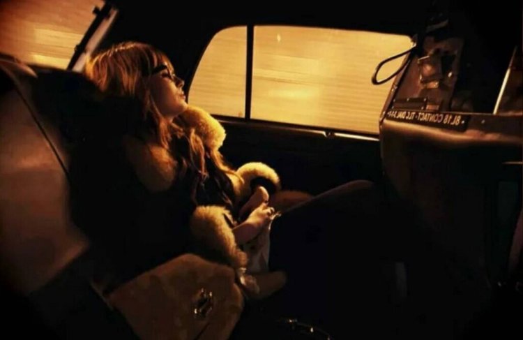 Девушка на заднем сидении авто