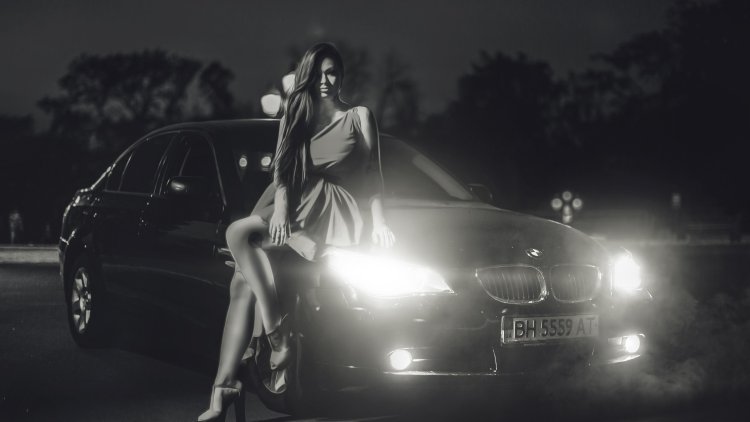 Девушка в машине ночью