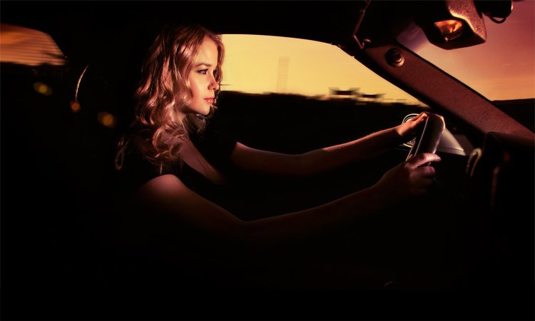 Девушка в машине ночью