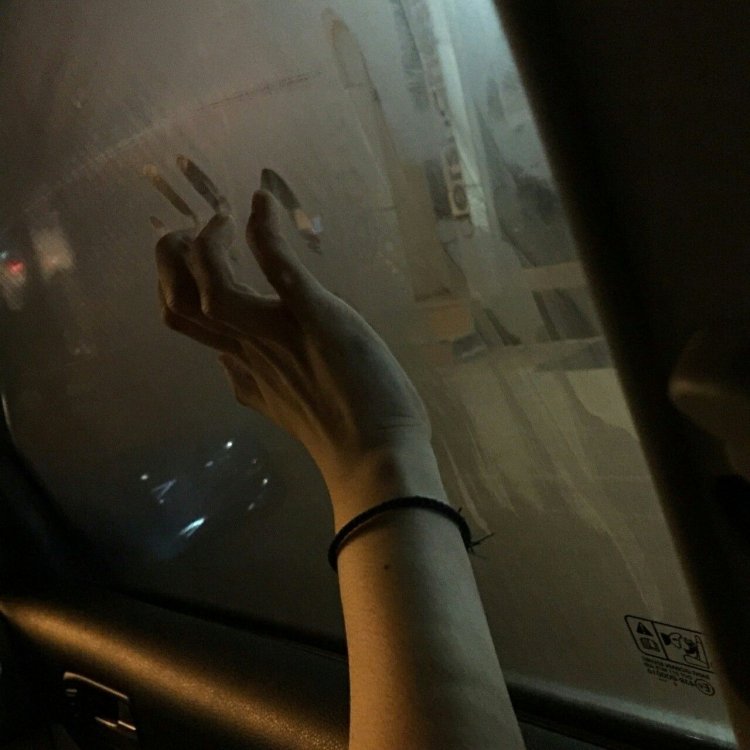 Рука на окне