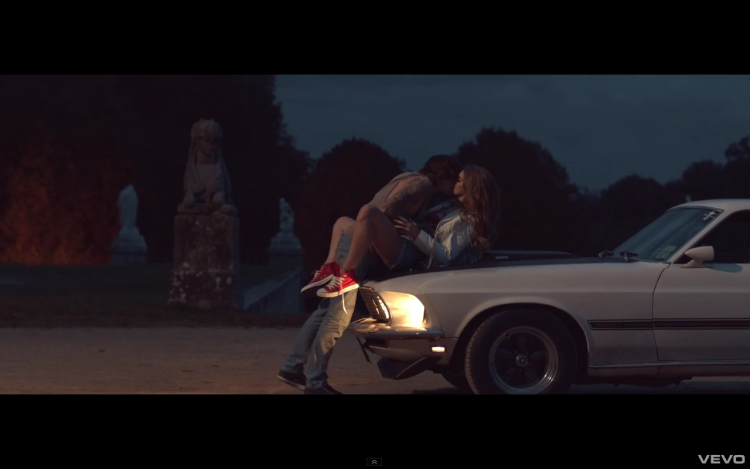 Страсть на капоте машины