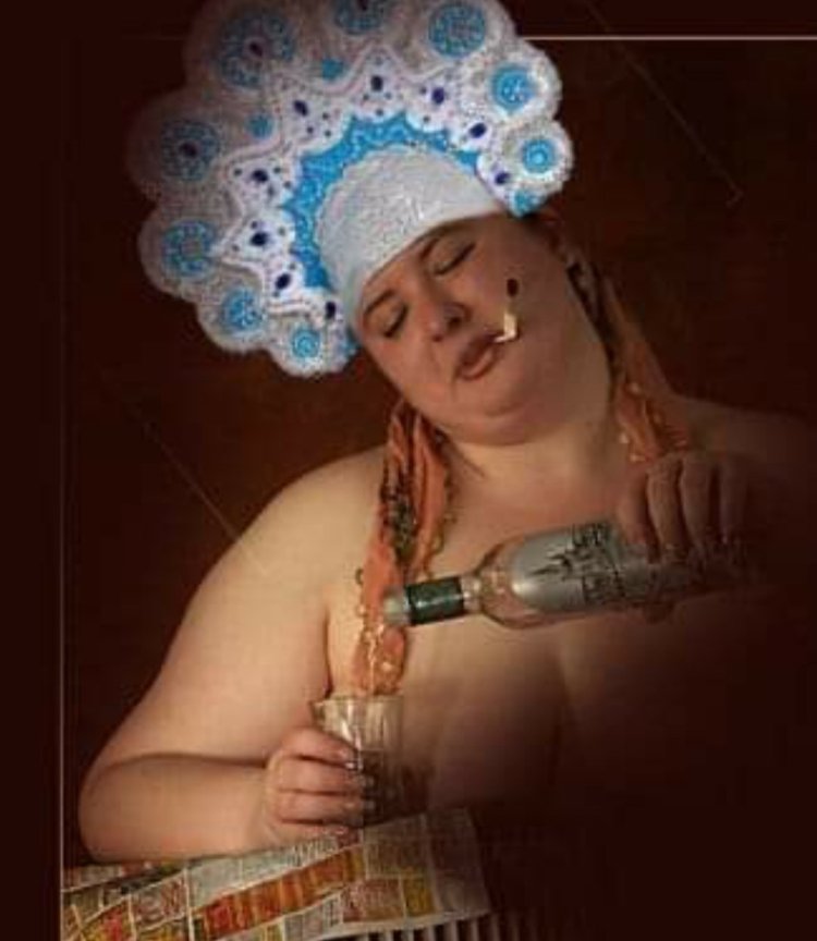 Девушка в кокошнике с пирогом