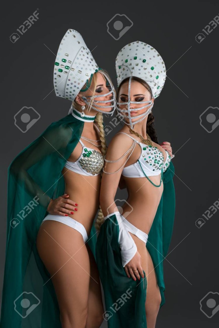 Голые красавицы в кокошниках