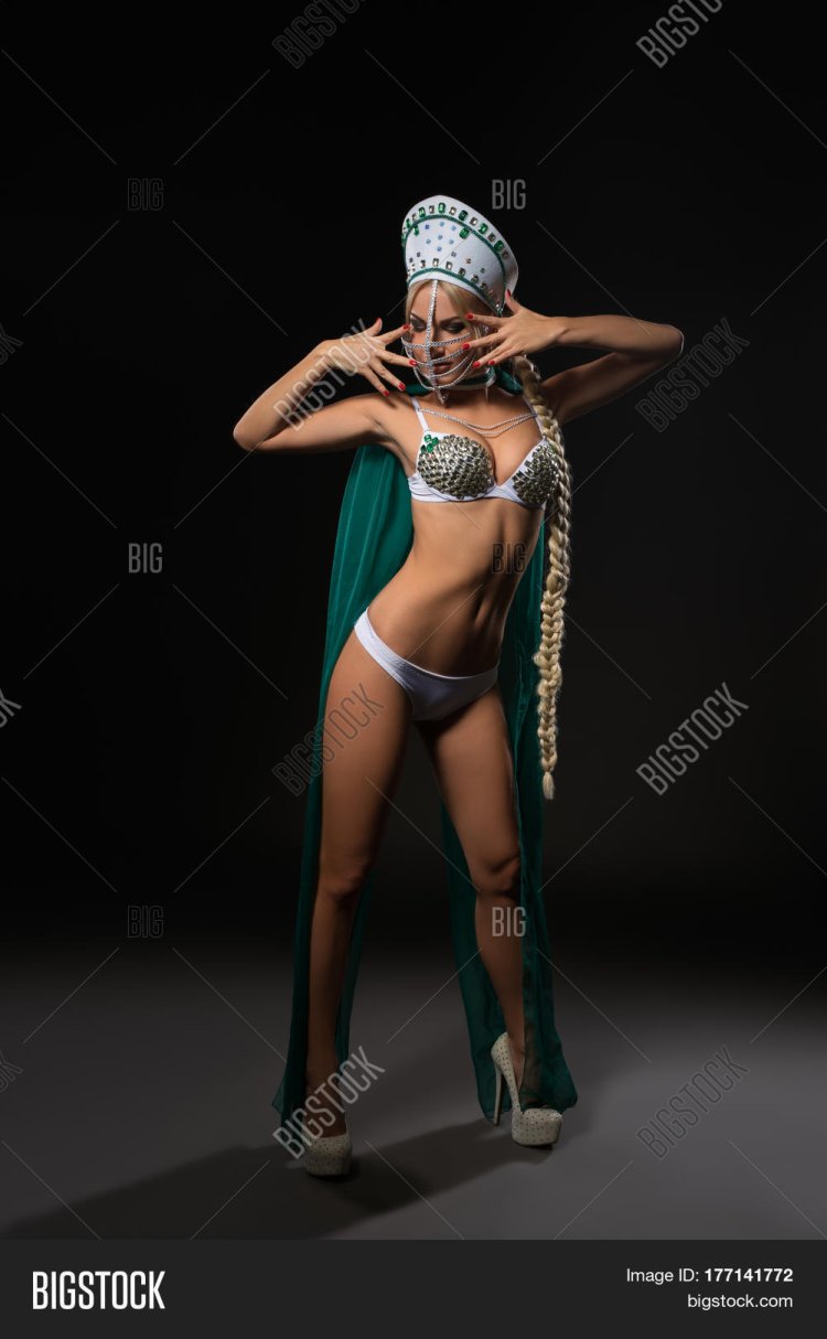 Блондинка в кокошнике