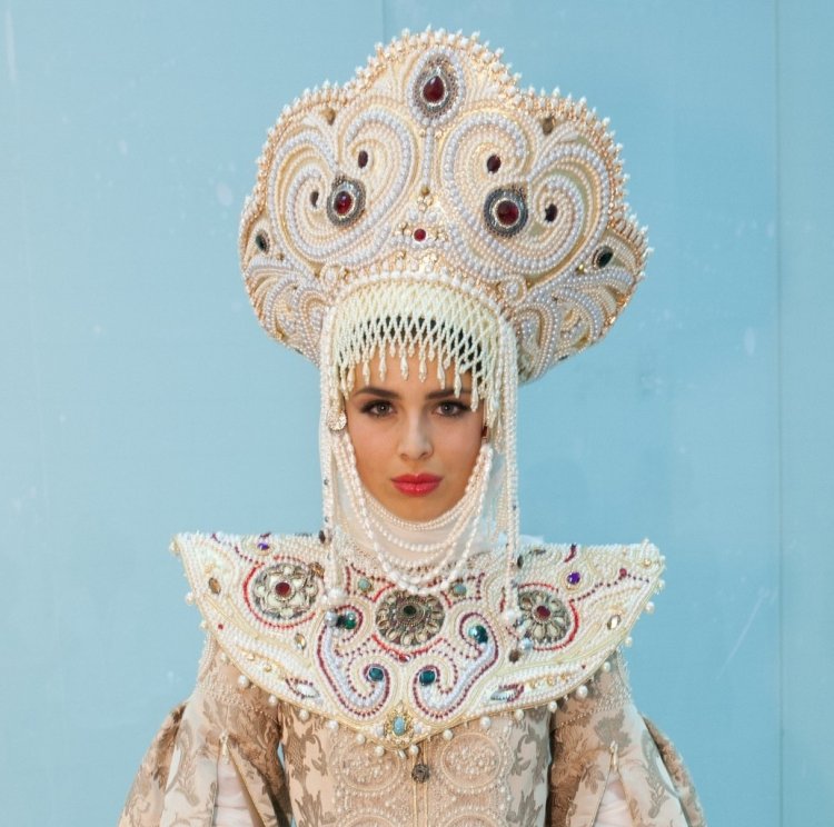 Толстая баба в кокошнике