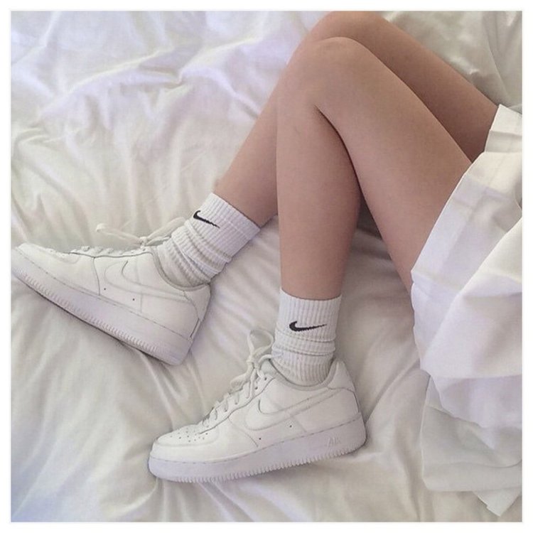 Девушка в кроссовках