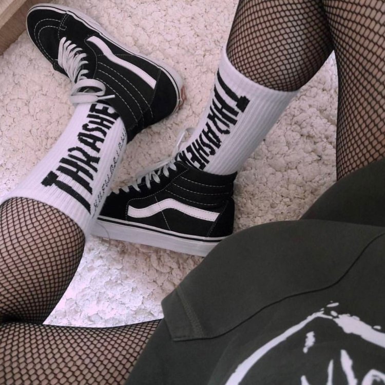 Девушки в белых носочках