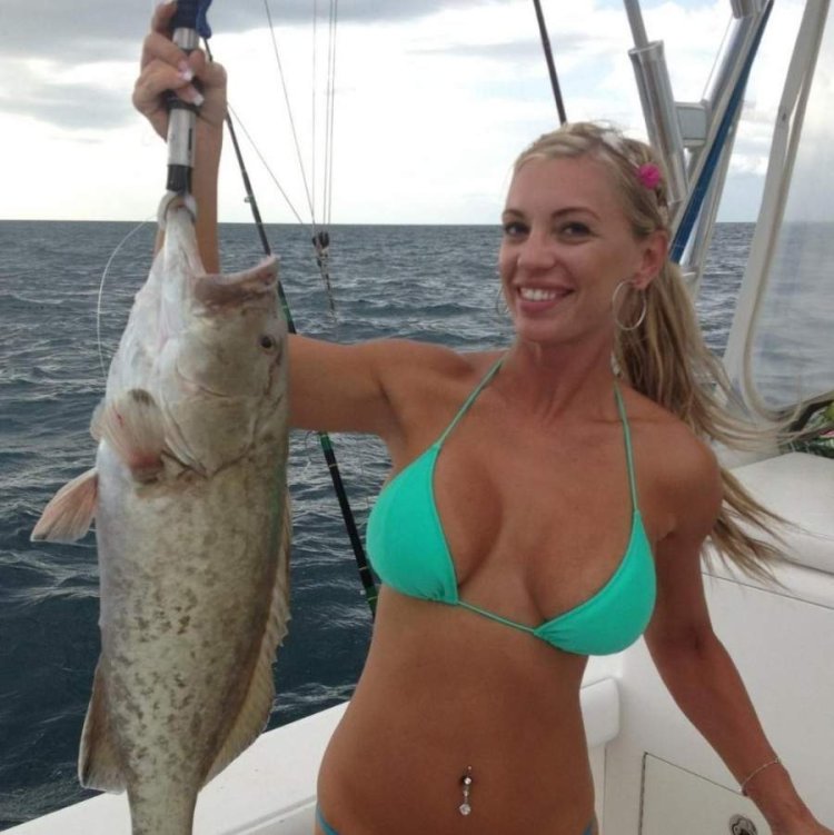 Девушка с удочкой на рыбалке