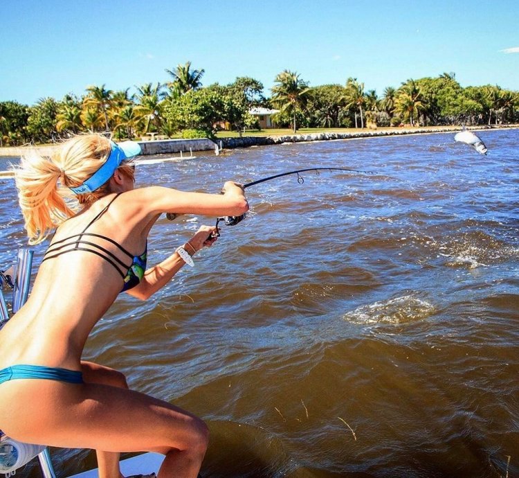 Девушки в стрингах на рыбалке