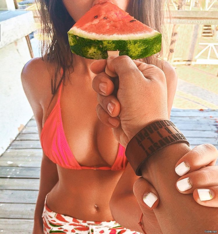 Девушка с едой