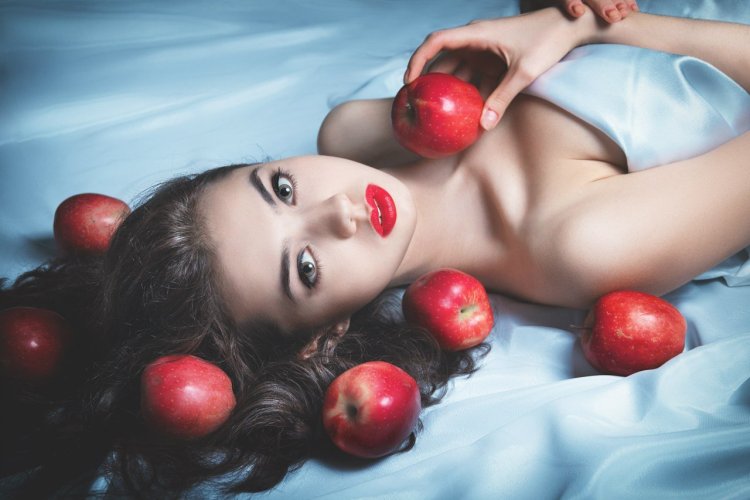 Сиенна Миллер фотосессия с арбузом