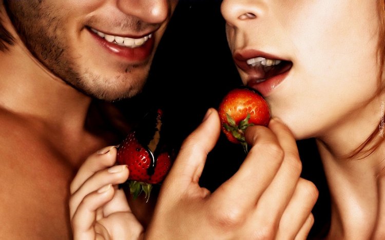 Девушка на столе с едой