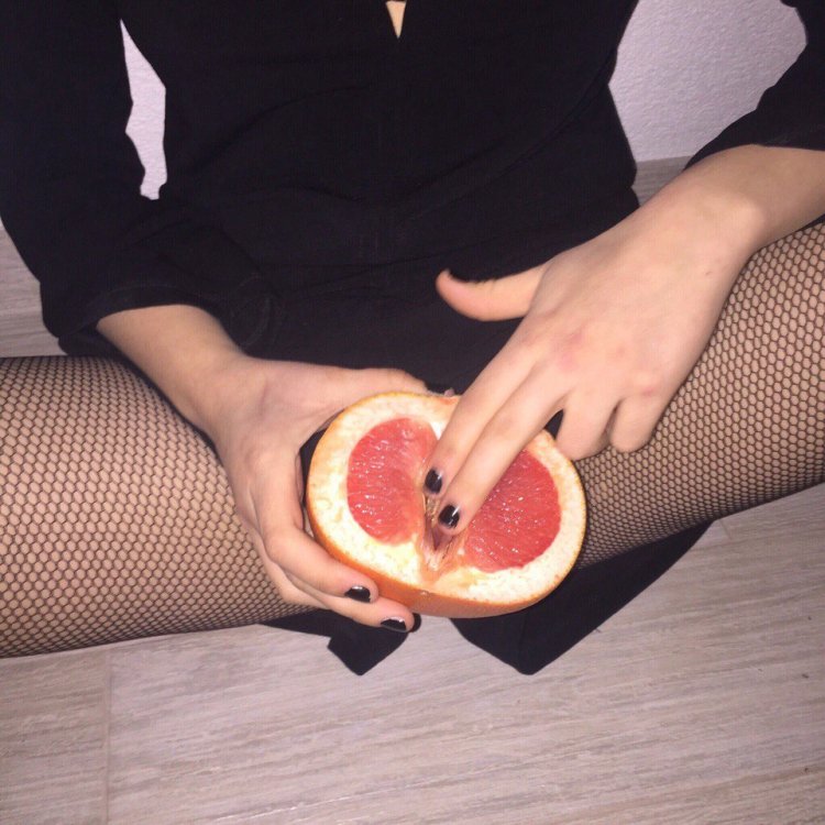 Губы с клубникой