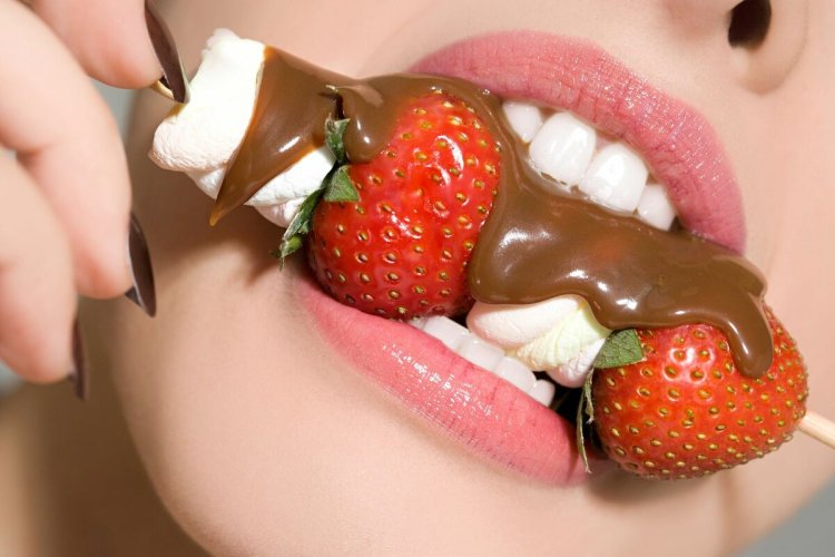 Девушка с едой