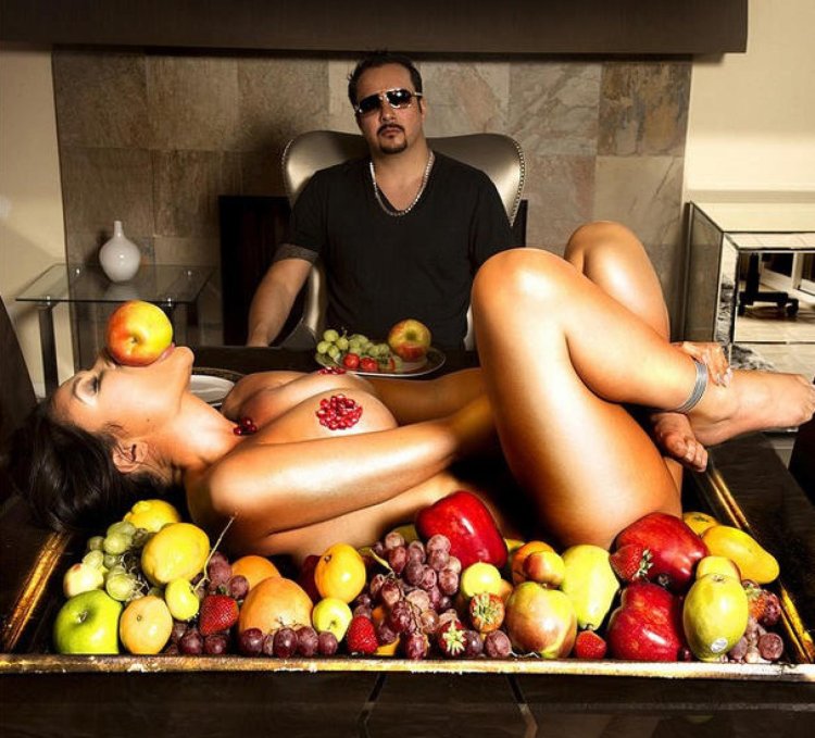 Девушка с яблоком