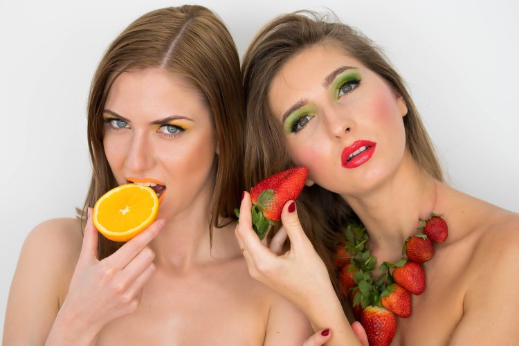 Девушка с роллами