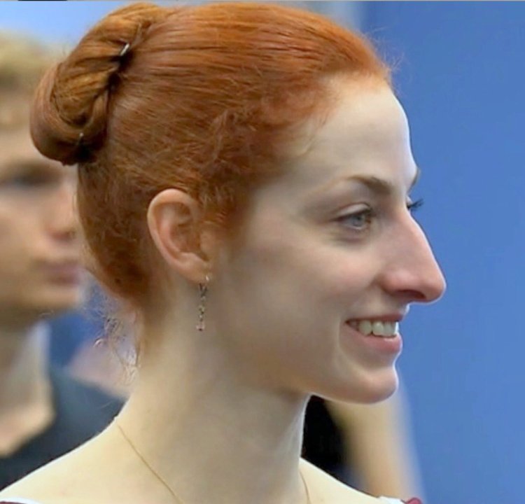 Длинный нос с горбинкой