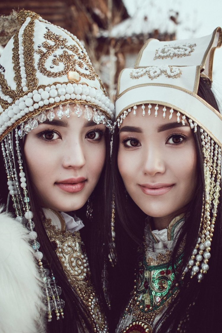 Красота якутка в национальном костюме