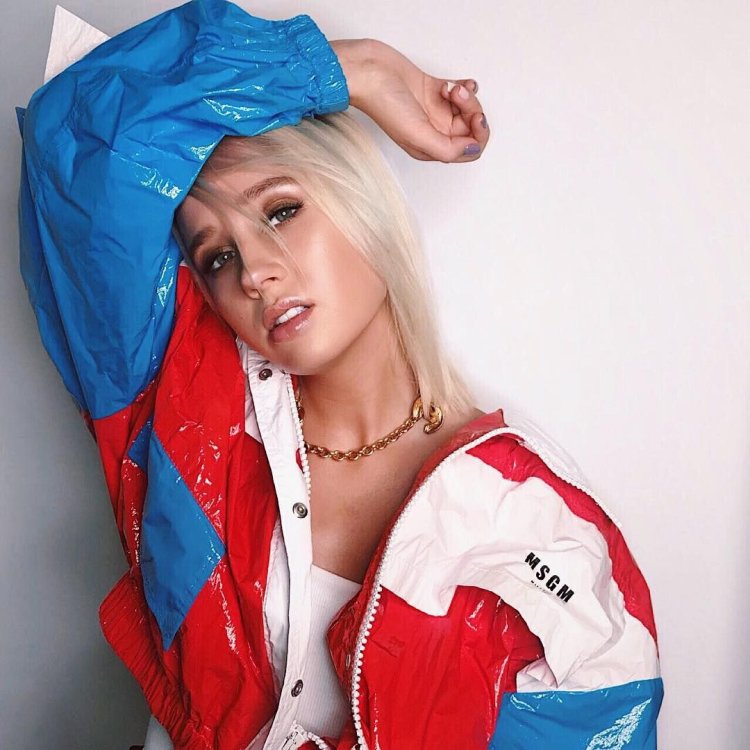 Красивые блондинки в кожаных куртках