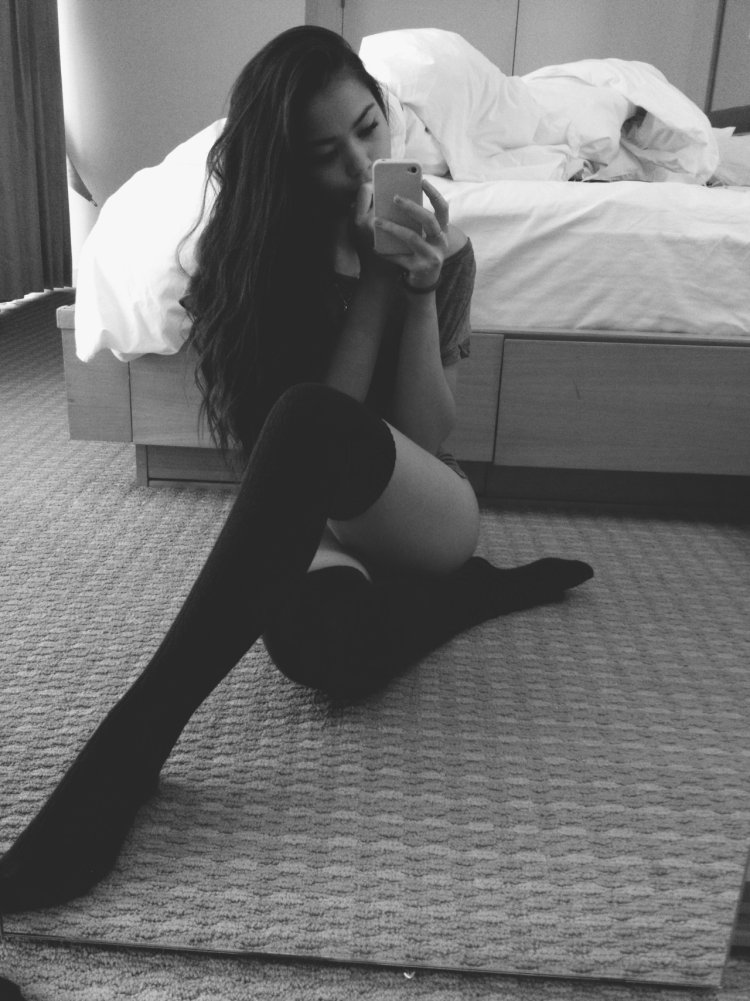 Девушка в гольфах селфи