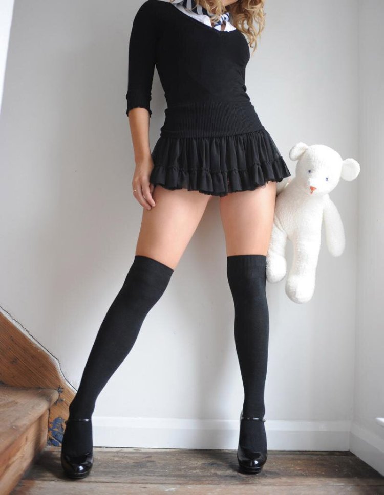 Девушки в коротких юбках и гольфах