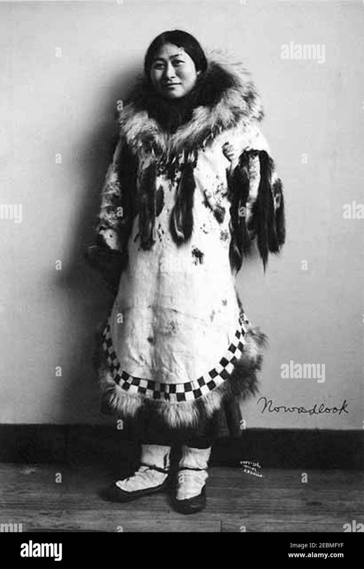 Девушка в купальнике зима