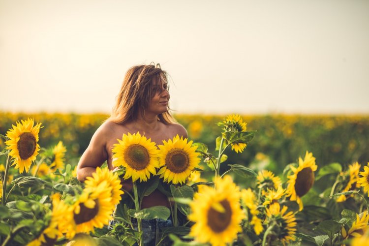 Девушка в подсолнухах