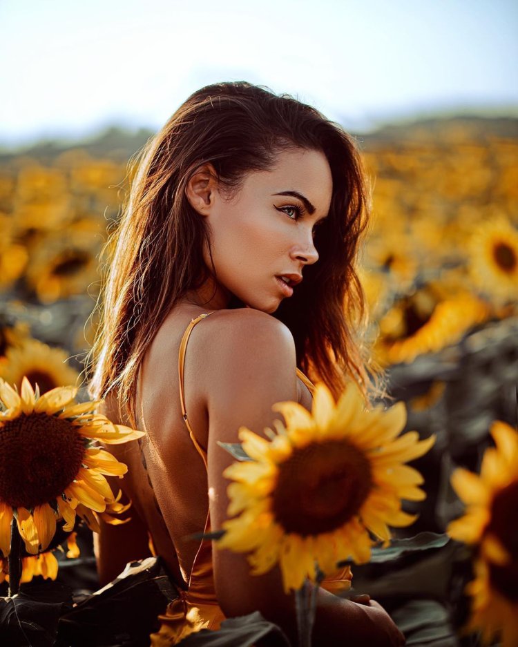 Девушка в подсолнухах