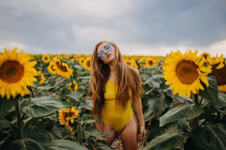Фотосессия в подсолнухах ню