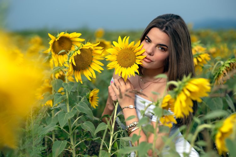 Девушка в подсолнухах