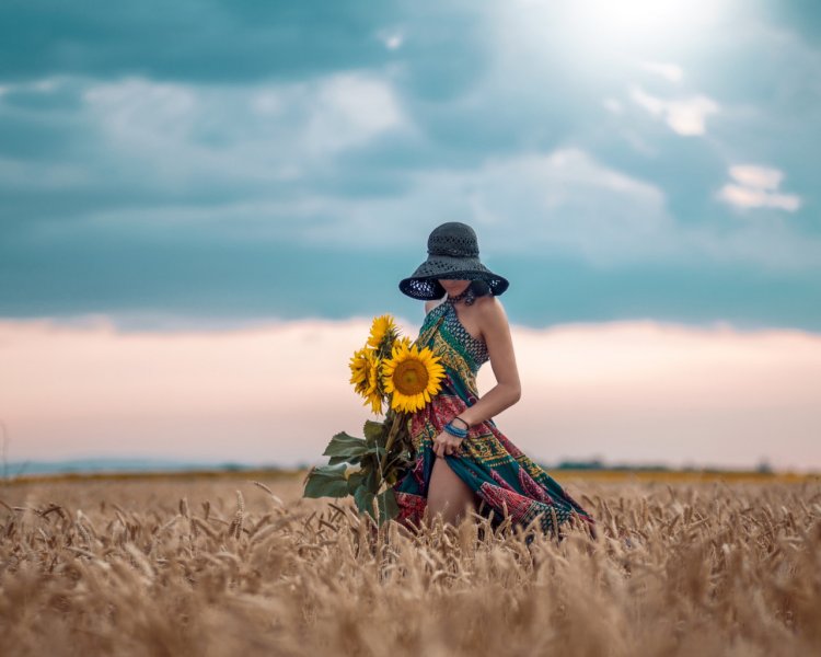 Брюнетка в подсолнухах