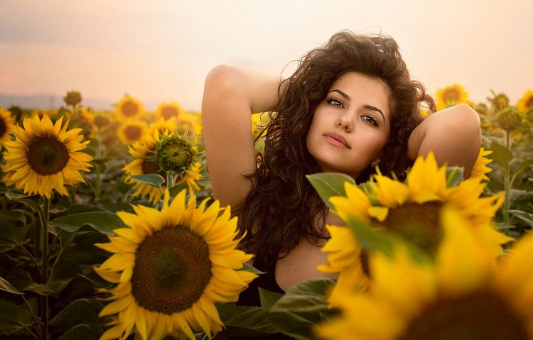 Девушка в подсолнухах