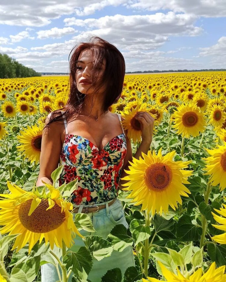 Голая женщина в подсолнухах